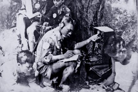 Chiến sĩ báo vụ đang bảo đảm liên lạc vô tuyến điện phục vụ chiến đấu trong Chiến dịch Biên Giới, năm 1950