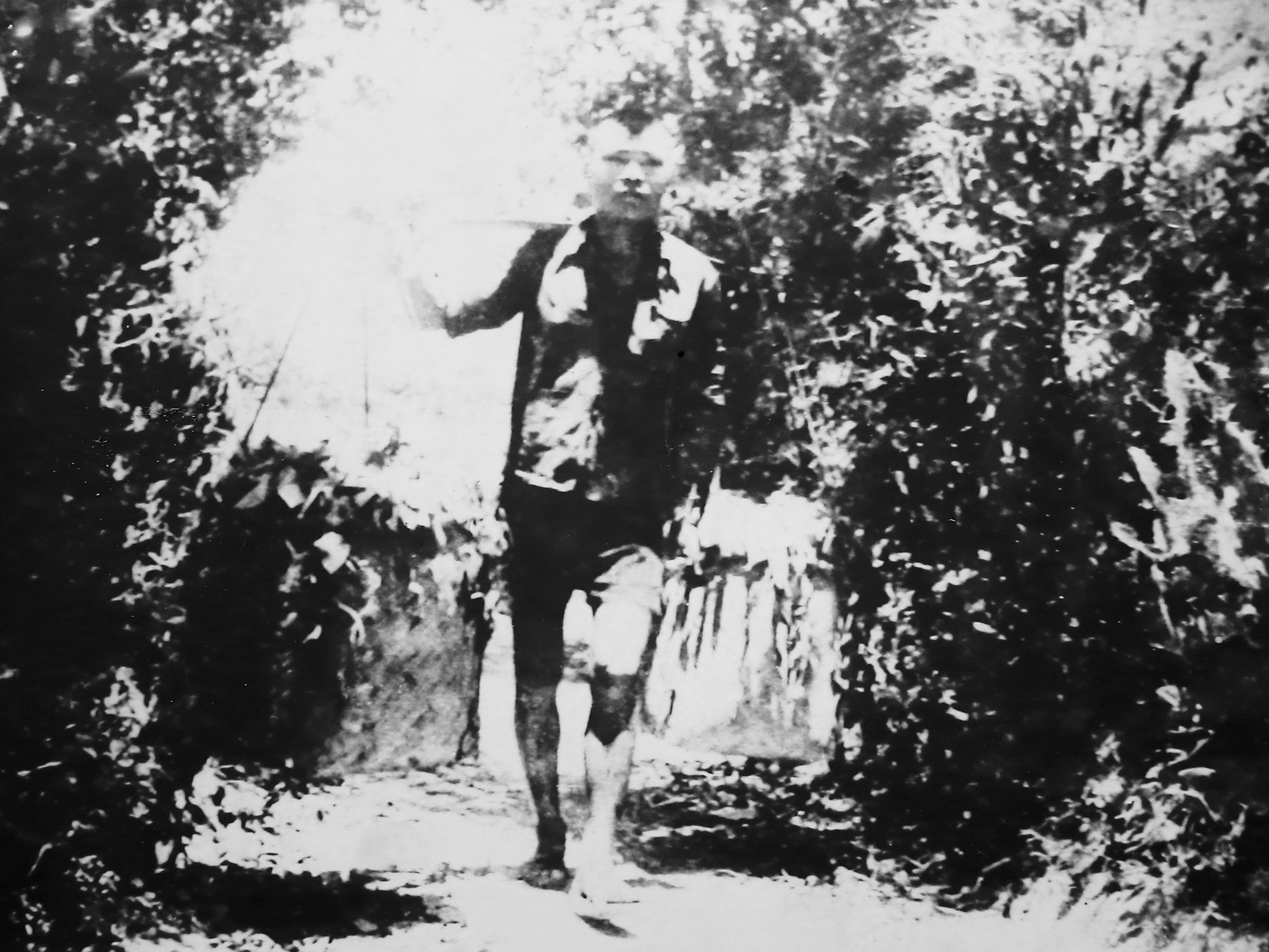 Chiến sĩ quân bưu Phạm Văn Quỹ được mệnh danh: "Trên vai gánh nặng, đôi chân vạn dặm" vượt qua mọi khó khăn, hoàn thành nhiệm vụ, trong kháng chiến chống Pháp