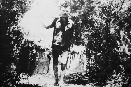 Chiến sĩ quân bưu Phạm Văn Quỹ được mệnh danh: "Trên vai gánh nặng, đôi chân vạn dặm" vượt qua mọi khó khăn, hoàn thành nhiệm vụ, trong kháng chiến chống Pháp