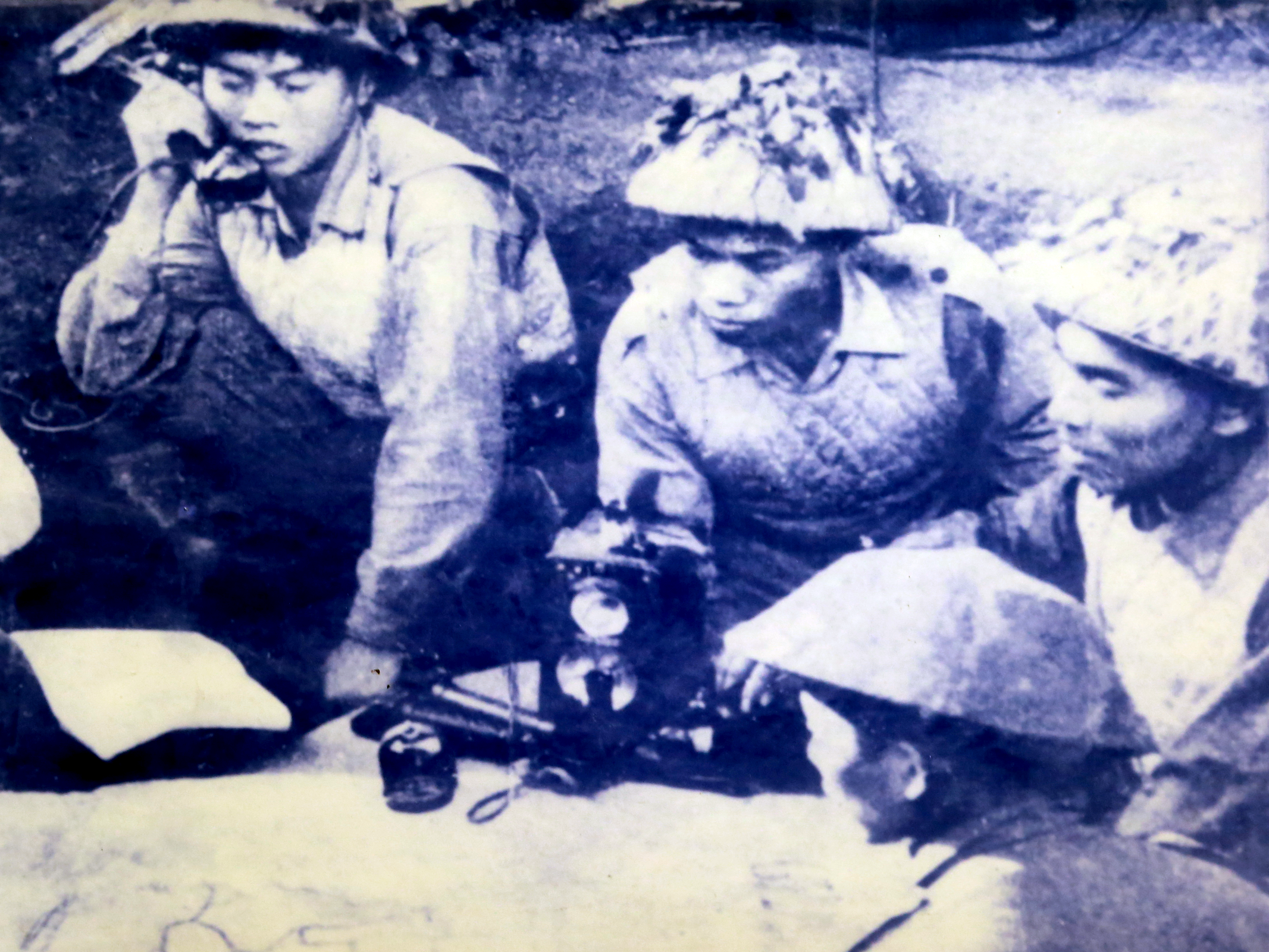 Chiến sĩ thông tin Đội 99 Điện thoại, Tiểu đoàn 303  chuẩn bị phục vụ Chiến dịch Trần Hưng Đạo, năm 1951