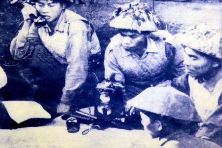 Chiến sĩ thông tin Đội 99 Điện thoại, Tiểu đoàn 303  chuẩn bị phục vụ Chiến dịch Trần Hưng Đạo, năm 1951