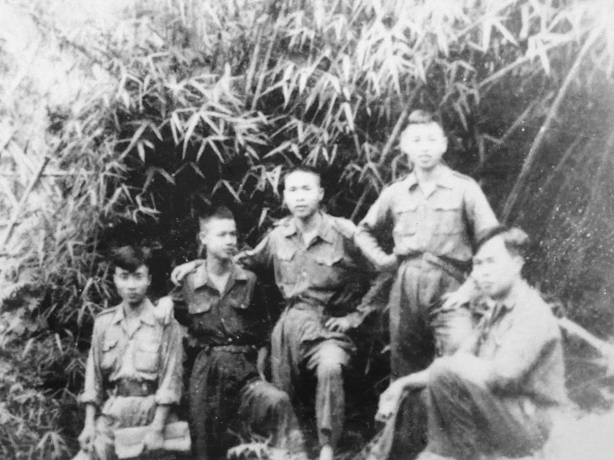 Chiến sĩ Thông tin tổng đài Hữu Lũng bảo đảm thông tin trong Chiến dịch Hoàng Hoa Thám, năm 1951