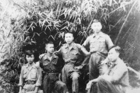 Chiến sĩ Thông tin tổng đài Hữu Lũng bảo đảm thông tin trong Chiến dịch Hoàng Hoa Thám, năm 1951