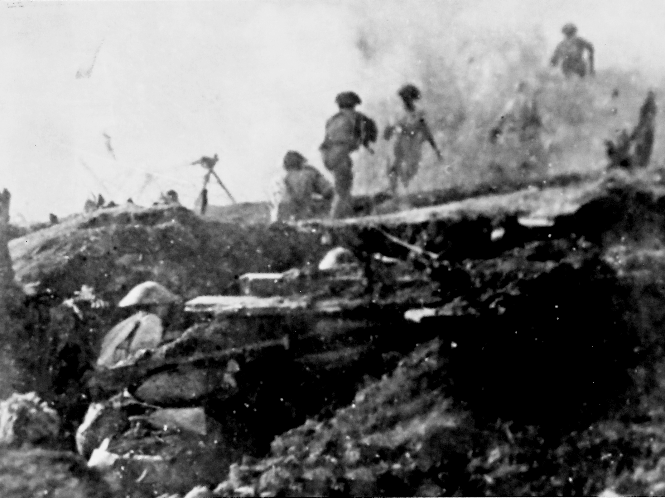 Bộ đội ta xông lên đánh chiếm đồi A1 trong Chiến dịch Điện Biên Phủ, năm 1954