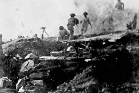 Bộ đội ta xông lên đánh chiếm đồi A1 trong Chiến dịch Điện Biên Phủ, năm 1954
