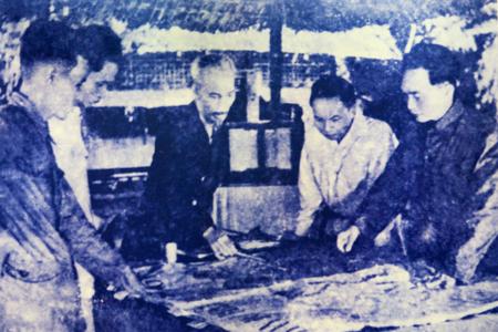 Cuối năm 1953, tại Việt Bắc, Hồ Chủ Tịch và các đồng chí lãnh đạo Đảng quyết định mở Chiến dịch Điện Biên Phủ