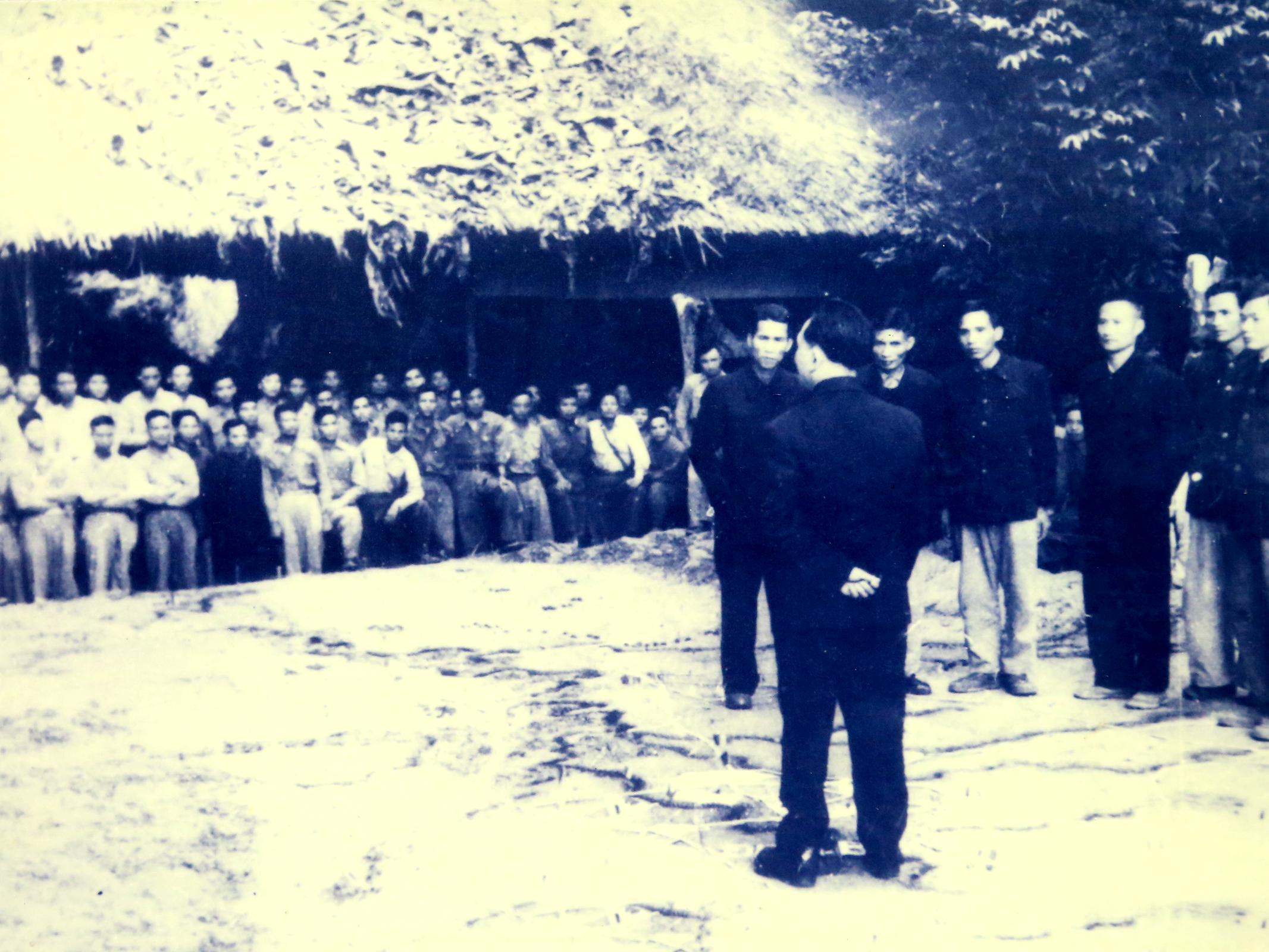 Đại tướng Tổng Tư lệnh Võ Nguyên Giáp giao nhiệm vụ cho các đơn vị triển khai phương án “Đánh nhanh, thắng nhanh” tại hang Thẩm Púa, ngày 14/1/1954