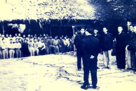 Đại tướng Tổng Tư lệnh Võ Nguyên Giáp giao nhiệm vụ cho các đơn vị triển khai phương án “Đánh nhanh, thắng nhanh” tại hang Thẩm Púa, ngày 14/1/1954