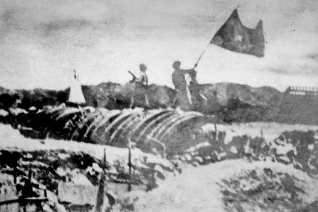 Lá cờ Quyết chiến quyết thắng trên nóc hầm Đờ - Cát, báo hiệu Chiến dịch Điện Biên Phủ thắng lợi, ngày 7/5/1954