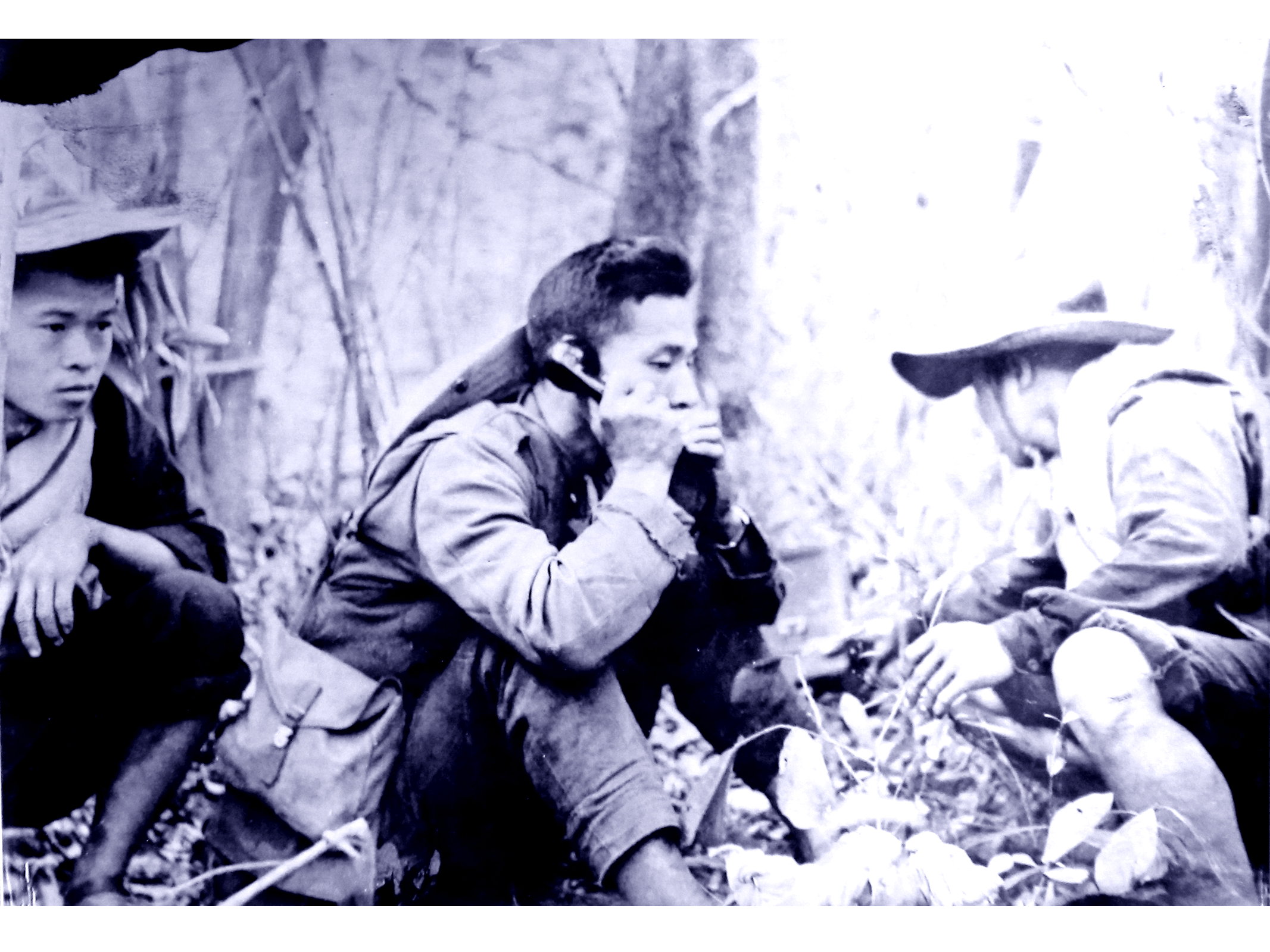 Phối hợp với mặt trận Điện Biên Phủ, tại đèo An Khê các chiến sĩ hữu tuyến điện luồn sâu trong rừng phục vụ chiến đấu tiêu diệt Binh đoàn cơ động 100 của Pháp