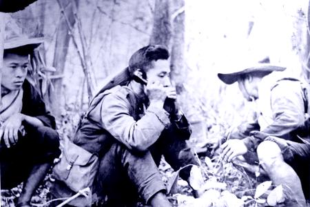 Phối hợp với mặt trận Điện Biên Phủ, tại đèo An Khê các chiến sĩ hữu tuyến điện luồn sâu trong rừng phục vụ chiến đấu tiêu diệt Binh đoàn cơ động 100 của Pháp