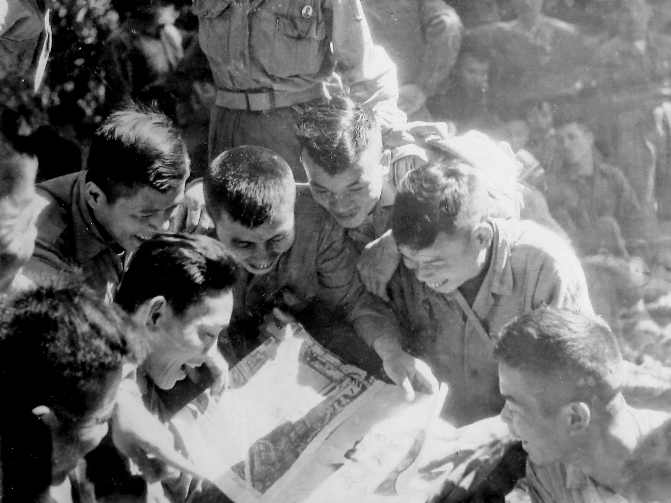 Tại mặt trận bộ đội vẫn được đọc báo và tạp chí do chiến sĩ quân bưu mang đến.