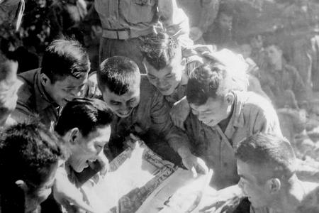 Tại mặt trận bộ đội vẫn được đọc báo và tạp chí do chiến sĩ quân bưu mang đến.