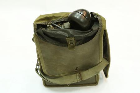 Máy điện thoại EE8A là chiến lợi phẩm bộ đội ta thu được của Pháp tại Chiến dịch Điện Biên Phủ, ngày 7/5/1954