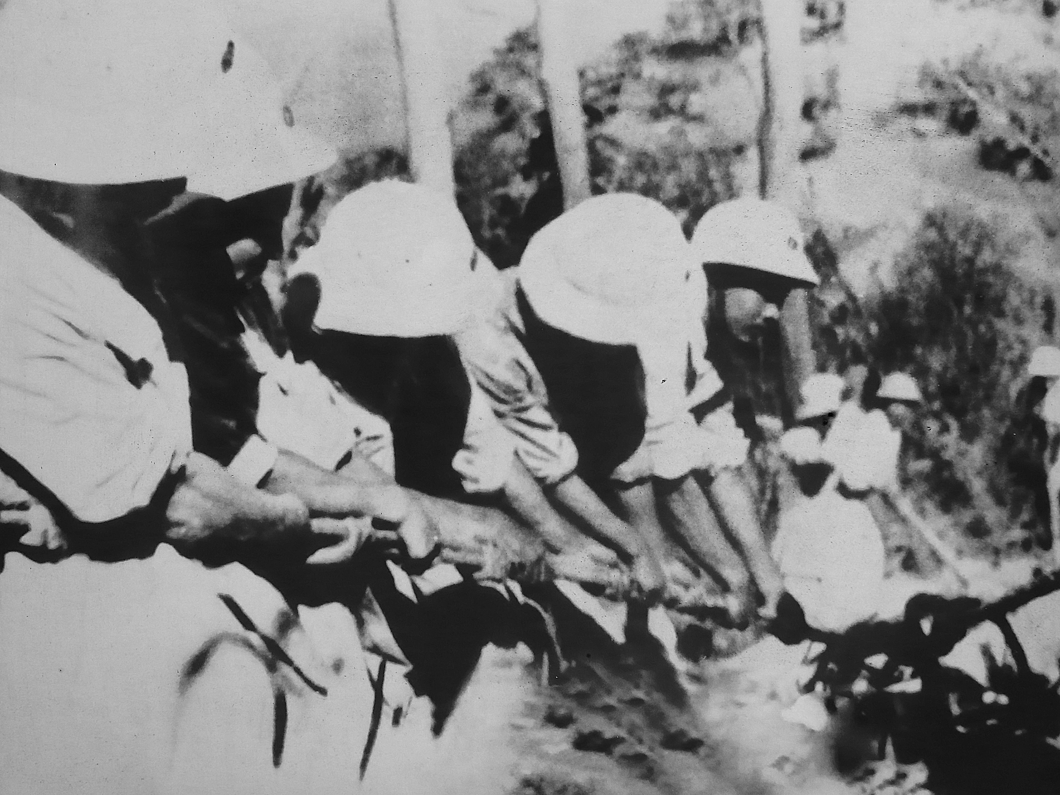 Bộ đội Thông tin đang khôi phục tuyến cáp ngầm ở Hải Phòng, năm 1958