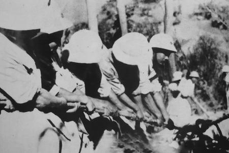 Bộ đội Thông tin đang khôi phục tuyến cáp ngầm ở Hải Phòng, năm 1958