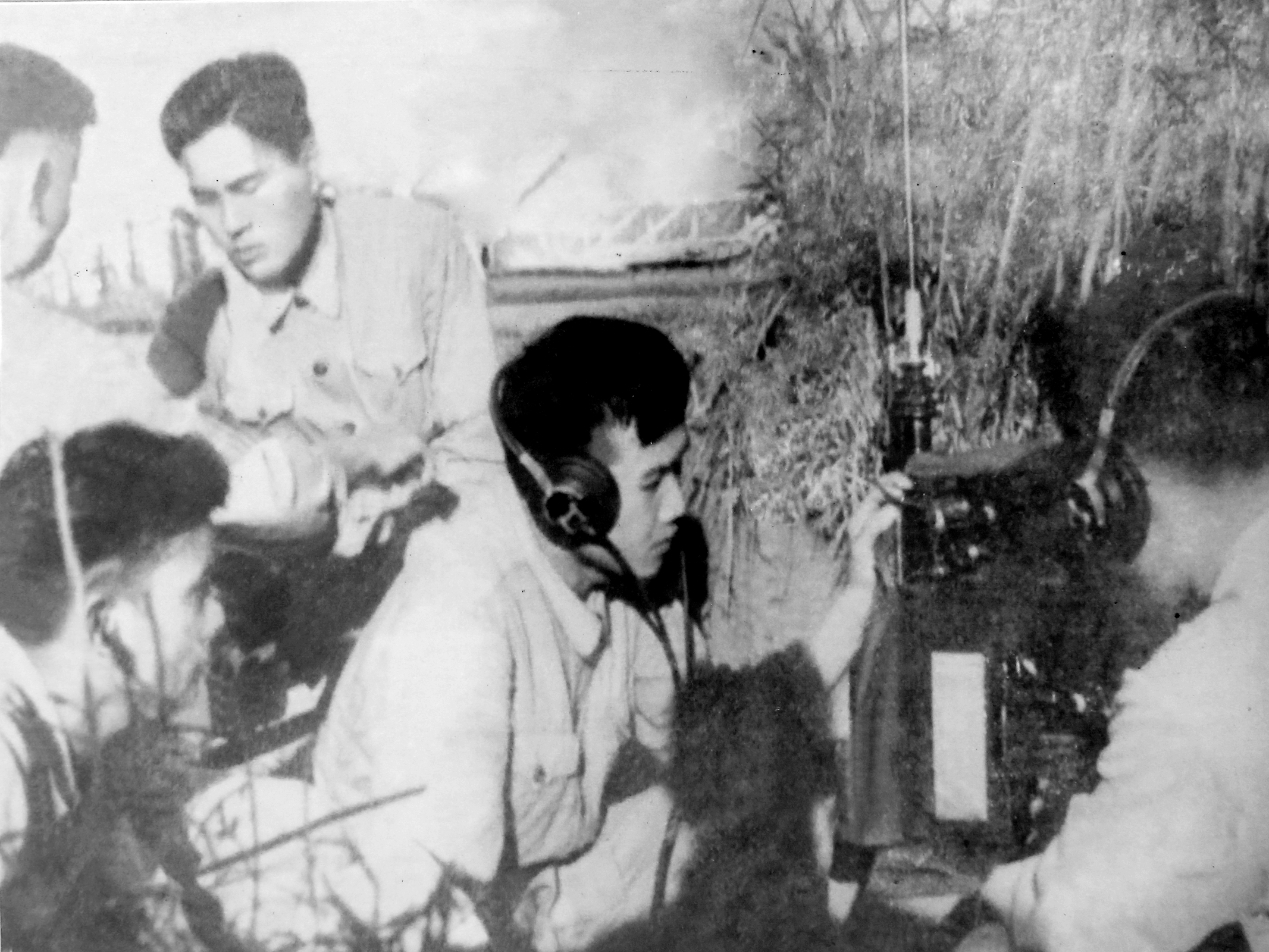 Bộ đội Thông tin luyện tập khai thác khí tài thông tin mới phục vụ chiến đấu, năm 1957