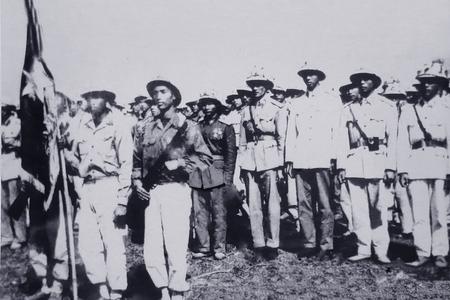 Cán bộ, chiến sĩ Trung đoàn 205 trân trọng đón nhận quân kỳ quyết thắng tại buổi lễ thành lập Trung đoàn, ngày 23/10/1958