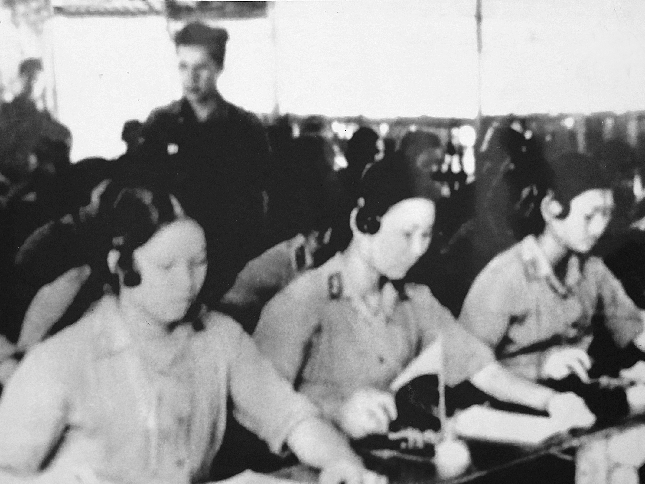 Chiến sĩ nữ thông tin báo vụ trong giờ học phát báo, năm 1960