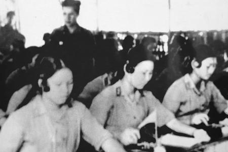Chiến sĩ nữ thông tin báo vụ trong giờ học phát báo, năm 1960