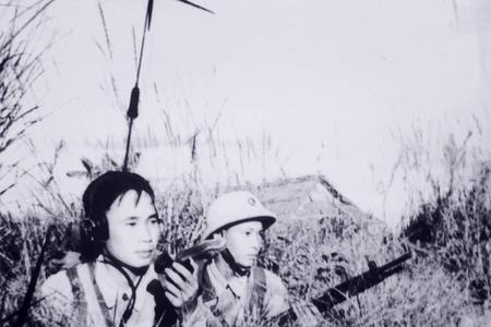 Chiến sĩ thông tin Đại đội 36, Sư đoàn 308 phục vụ diễn tập sẵn sàng chiến đấu, năm 1957