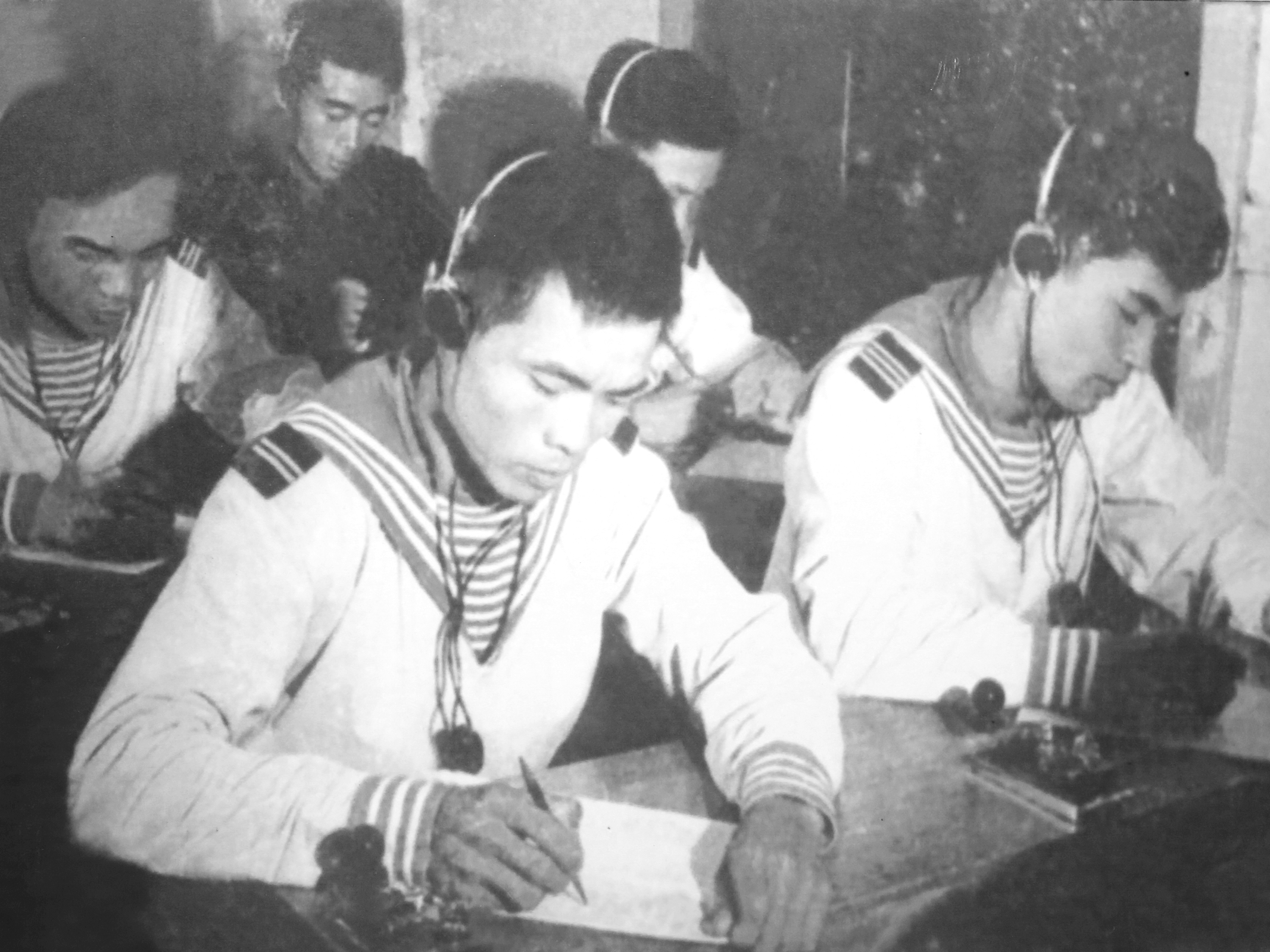 Chiến sĩ thông tin Hải quân trong giờ học báo vụ, năm 1960