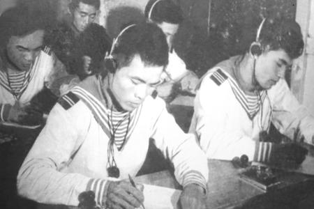 Chiến sĩ thông tin Hải quân trong giờ học báo vụ, năm 1960