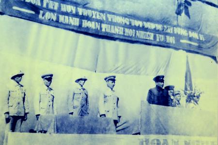 Đồng chí Văn Tiến Dũng, Tổng Tham mưu trưởng Quân đội nhân dân Việt Nam và đoàn Chủ tịch trong buổi lễ thành lập Trung đoàn 205 tại Bãi Bằng, Vĩnh Phú, ngày 23/10/1958