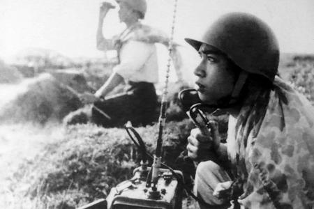 Chiến sĩ thông tin Hoàng Đình Đảng, Đại đội 2, Tiểu đoàn 18  bảo đảm TTLL phục vụ chiến đấu đánh trả máy bay Mỹ, năm 1965