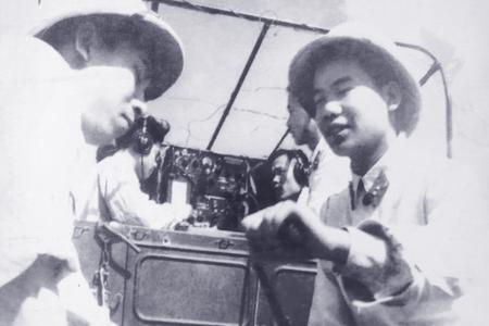 Chiến sĩ Thông tin Vô tuyến điện 15W, Đại đội 255, Sư đoàn 312 bảo đảm thông tin liên lạc phục vụ công tác dã ngoại, tháng 3/1961