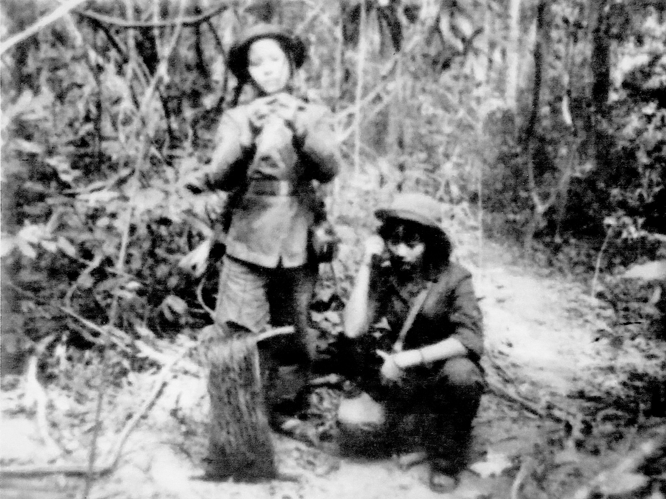 Hai chiến sĩ Nguyễn Thị Nhờ và Võ Thị Thu - Thông tin Binh trạm 12 công tác ở nơi khó khăn, gian khổ, ác liệt song vẫn ngày đêm bảo đảm TTLL kịp thời phục vụ chiến đấu