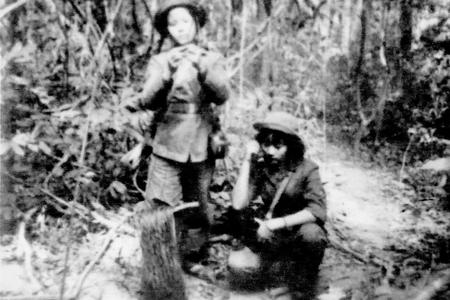 Hai chiến sĩ Nguyễn Thị Nhờ và Võ Thị Thu - Thông tin Binh trạm 12 công tác ở nơi khó khăn, gian khổ, ác liệt song vẫn ngày đêm bảo đảm TTLL kịp thời phục vụ chiến đấu