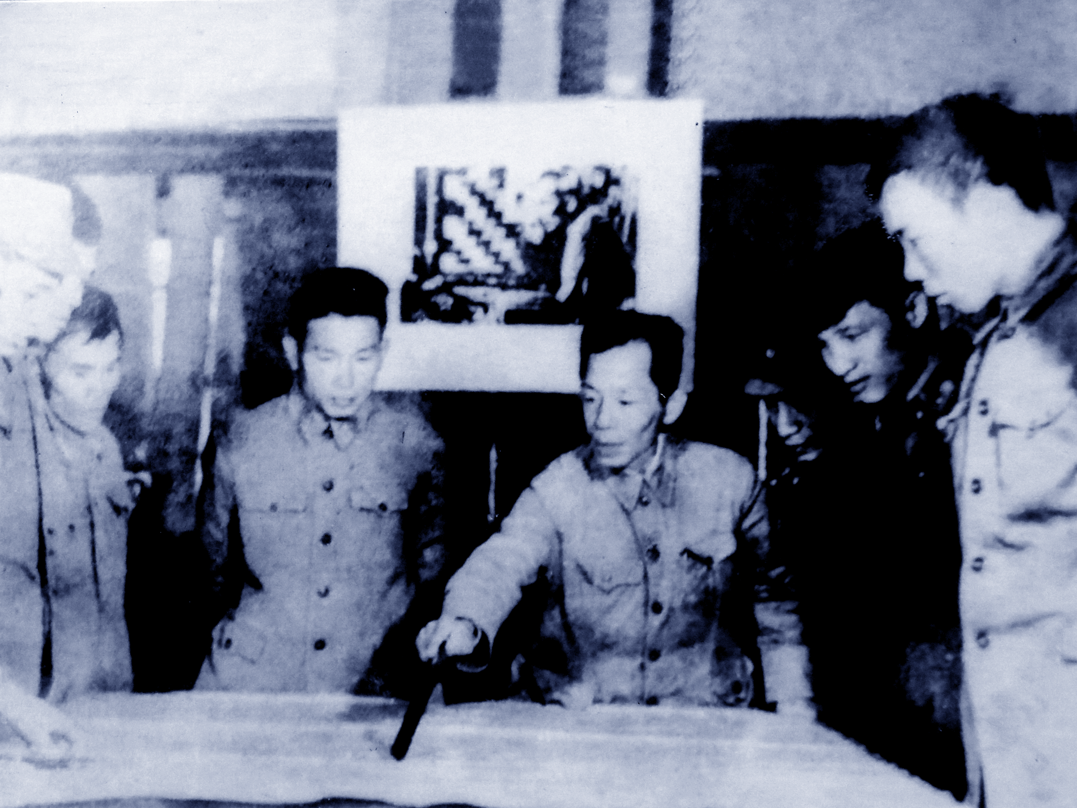 Đồng chí Trần Ngọc Thát, Tiểu đoàn trưởng Tiểu đoàn 4 Vô tuyến điện Tiếp sức thông qua quyết tâm bảo đảm thông tin liên lạc phục vụ Cuộc Tổng tiến công và nổi dậy mùa Xuân 1975