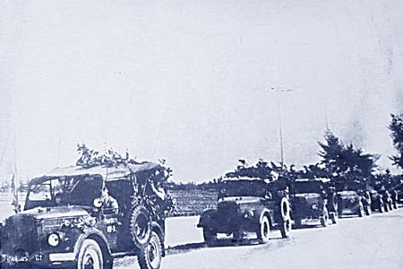 Đoàn xe cơ động của Đại đội 7, Trung đoàn 205 trên đường hành quân ra mặt trận giải phóng miền Nam, năm 1975