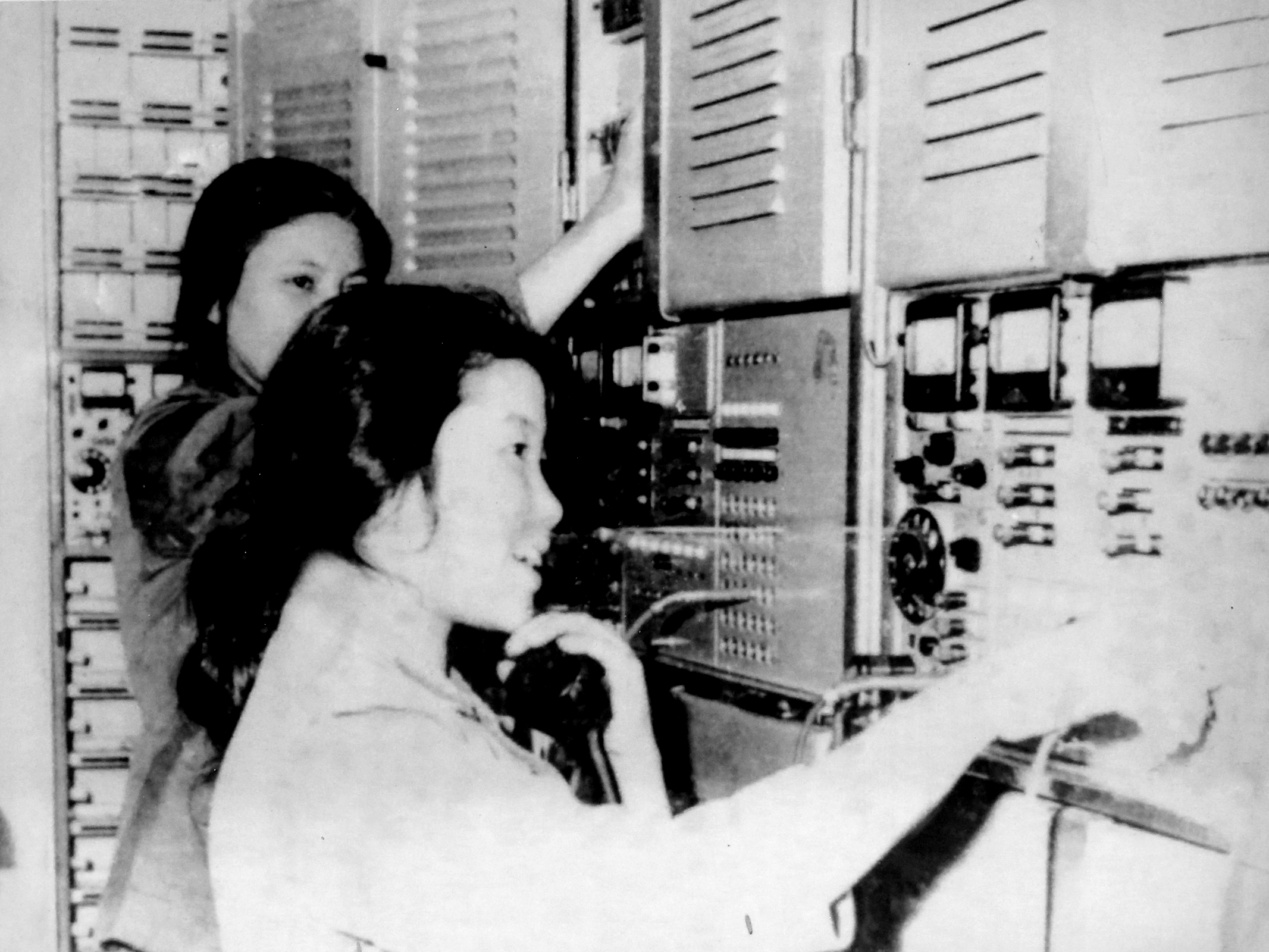 Các chiến sĩ Thông tin Trạm A10, Trung đoàn 134 đang chuyển tiếp liên lạc phục vụ Cuộc Tổng tiến công và nổi dậy mùa Xuân 1975