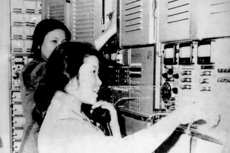 Các chiến sĩ Thông tin Trạm A10, Trung đoàn 134 đang chuyển tiếp liên lạc phục vụ Cuộc Tổng tiến công và nổi dậy mùa Xuân 1975