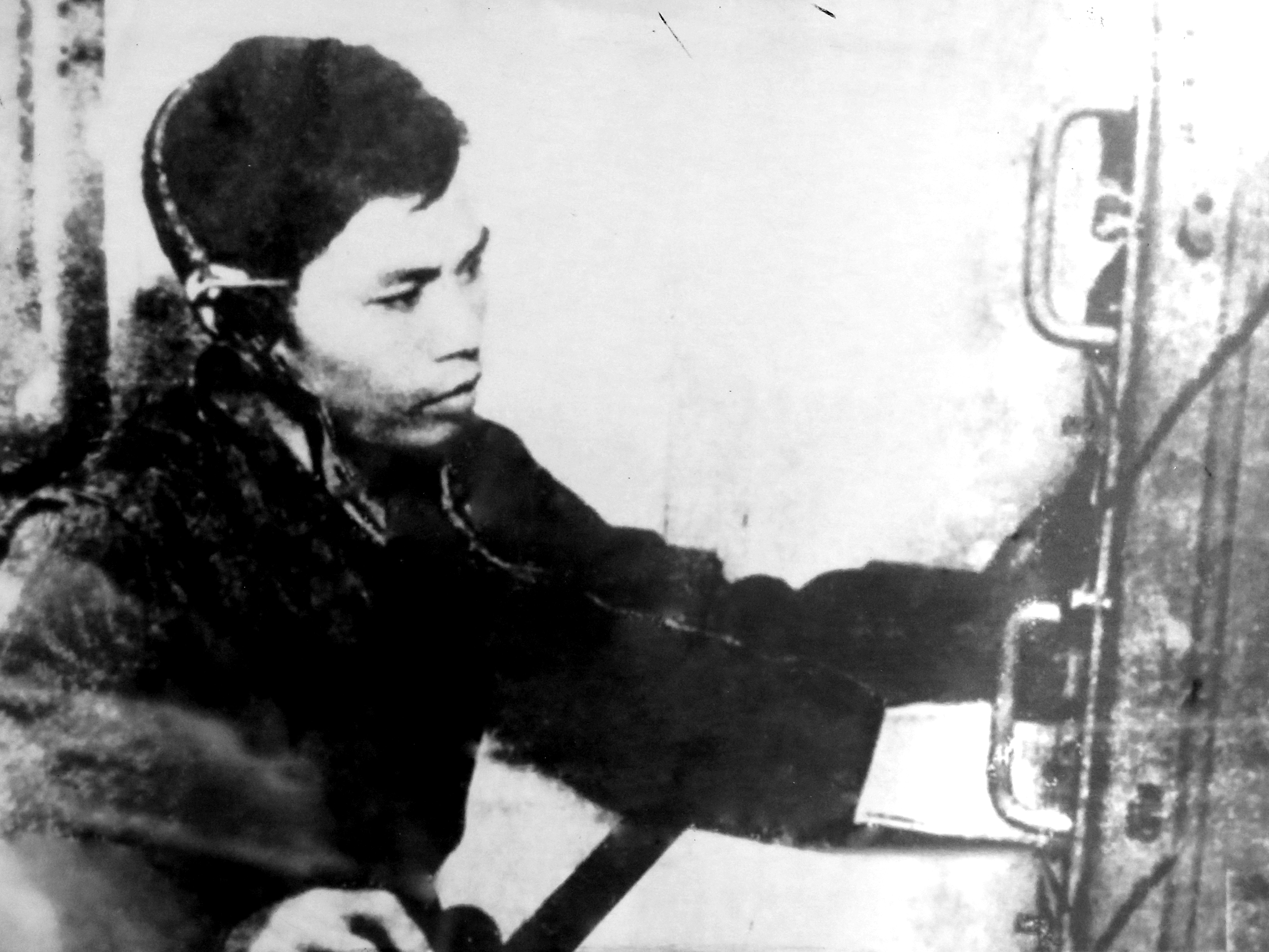 Đồng chí Nguyễn Bá Lứu, Báo vụ viên Đại đội 5, Tiểu đoàn 77, Trung đoàn 205 chuyển bức điện "Thần tốc" ngày 7/4/1975