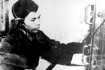 Đồng chí Nguyễn Bá Lứu, Báo vụ viên Đại đội 5, Tiểu đoàn 77, Trung đoàn 205 chuyển bức điện "Thần tốc" ngày 7/4/1975