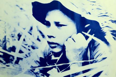 Đồng chí Nguyễn Việt Hùng, Trung đội 1, Đại đội 18 Thông tin, Trung đoàn 40 đang truyền lệnh đánh  căn cứ Buôn Mê Thuột, Xuân 1975