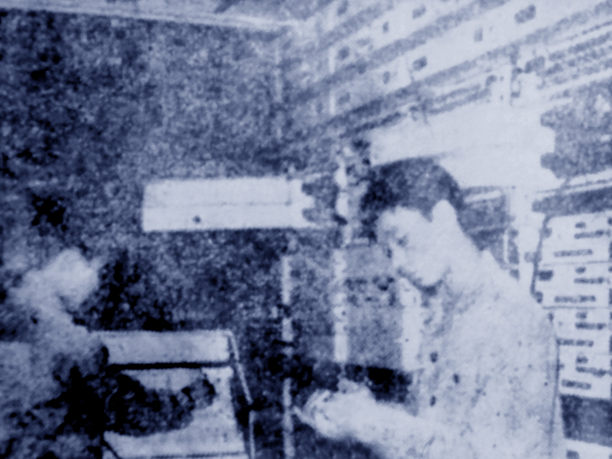 Cán bộ, chiến sĩ Thông tin Phú Lâm đang ngày đêm học tập, sử dụng, quản lý tốt các thiết bị thông tin, năm 1975