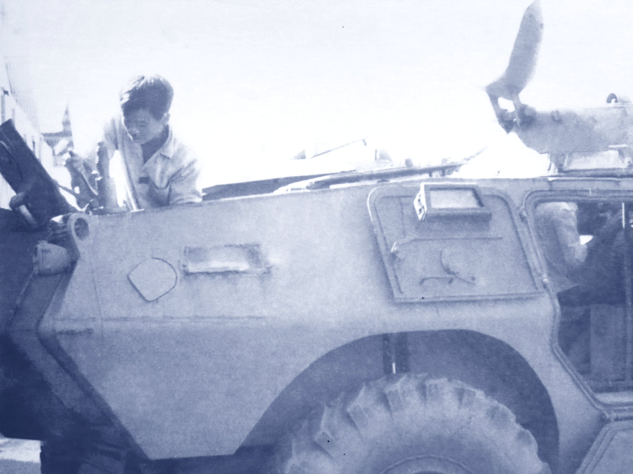 Công nhân Nhà máy Thông tin Z755 sửa chữa khí tài thông tin phục vụ Mặt trận 479, chiến trường Tây Nam, năm 1978