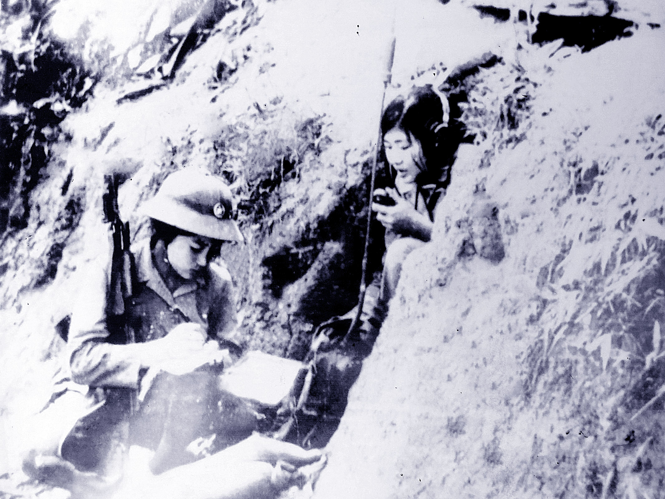 Đồng chí Đặng Thị Tập và đồng chí Nguyễn Thị Thuận, chiến sĩ thông tin VTĐ Trung đoàn 192 giữ vững thông tin liên lạc phục vụ chiến đấu tại tỉnh Hoàng Liên Sơn, năm 1979