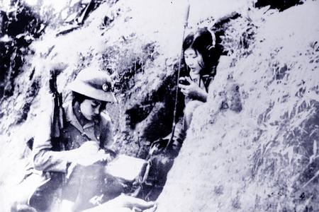 Đồng chí Đặng Thị Tập và đồng chí Nguyễn Thị Thuận, chiến sĩ thông tin VTĐ Trung đoàn 192 giữ vững thông tin liên lạc phục vụ chiến đấu tại tỉnh Hoàng Liên Sơn, năm 1979