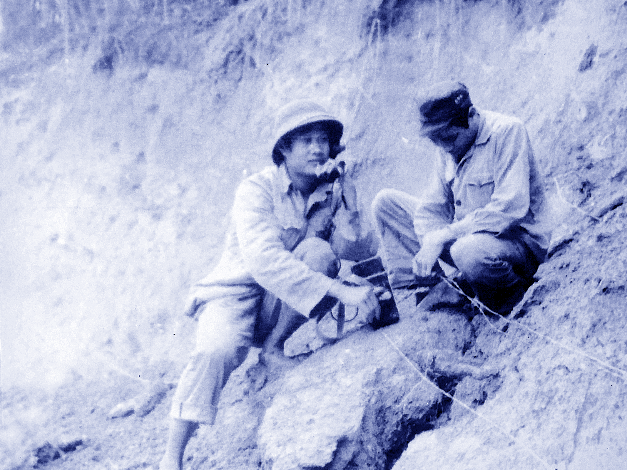 Chiến sĩ thông tin Tiểu đoàn 18, Sư đoàn 313 bảo vệ đường dây tại ngã 3 Thanh Thủy, Vị Xuyên dưới làn pháo địch, tháng 12/ 1979