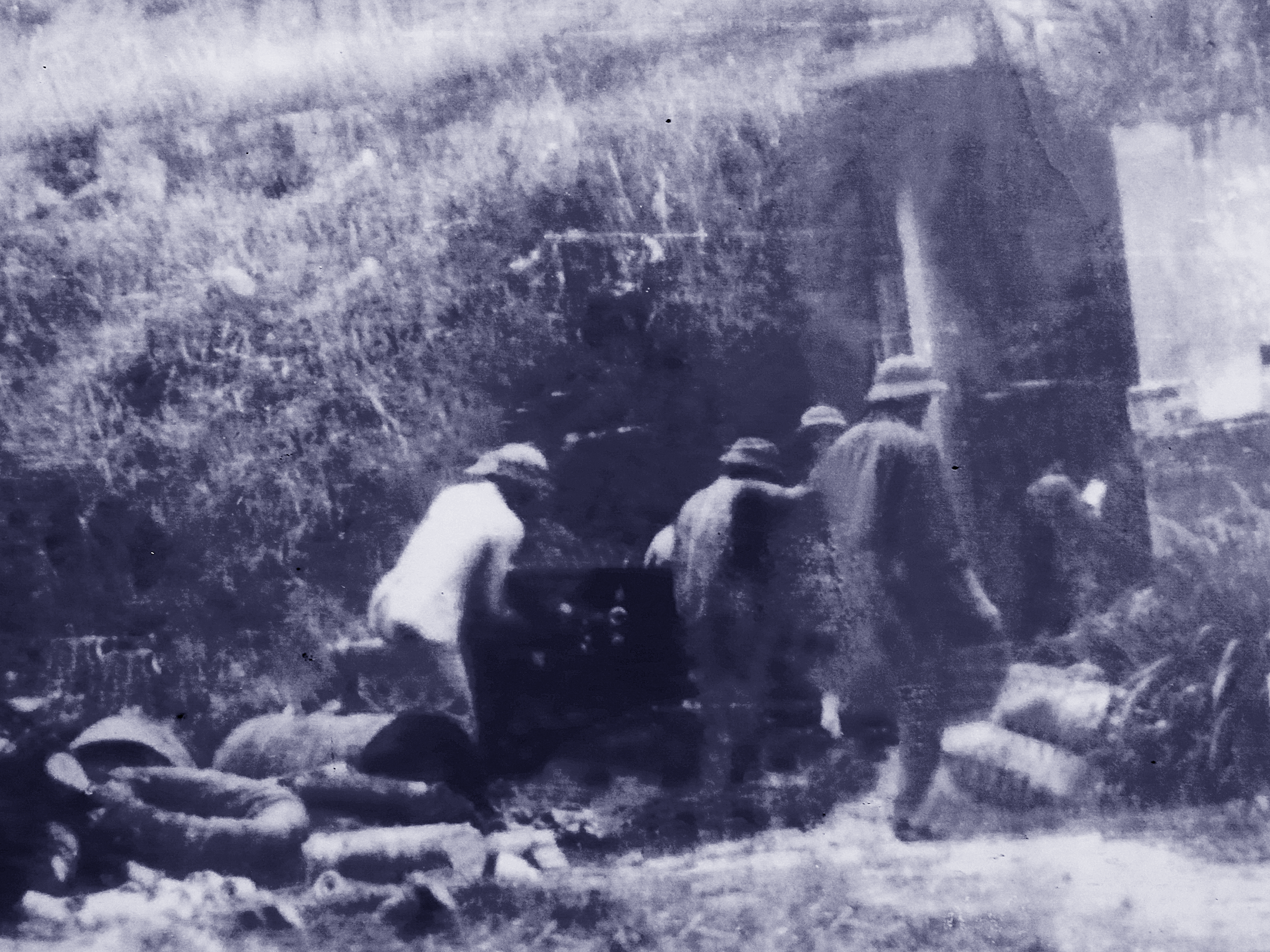 Chiến sĩ thông tin Trạm A51, Trung đoàn 134 đang khôi phục hệ thống thông tin liên lạc sau khi quân địch rút chạy, năm 1979