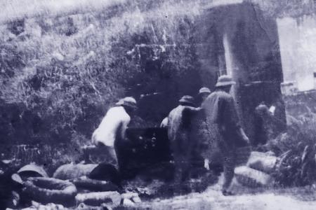 Chiến sĩ thông tin Trạm A51, Trung đoàn 134 đang khôi phục hệ thống thông tin liên lạc sau khi quân địch rút chạy, năm 1979