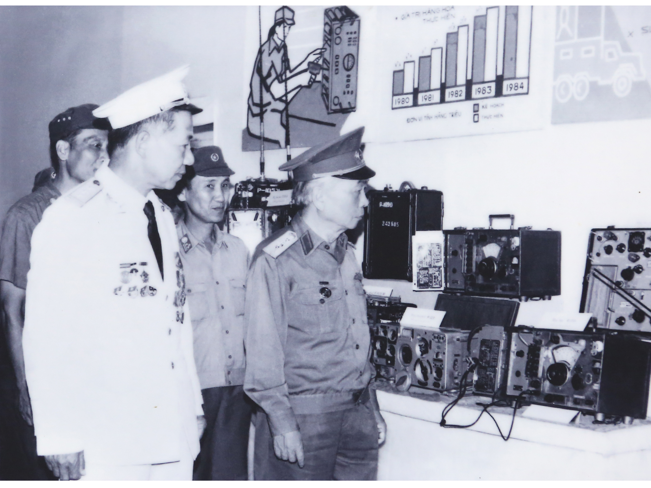 Đại tướng Võ Nguyên Giáp, nguyên Bộ trưởng Bộ Quốc phòng thăm Triển lãm: "Sáng kiến cải tiến kỹ thuật" của Bộ đội Thông tin liên lạc, ngày 07/9/1985