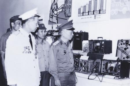 Đại tướng Võ Nguyên Giáp, nguyên Bộ trưởng Bộ Quốc phòng thăm Triển lãm: "Sáng kiến cải tiến kỹ thuật" của Bộ đội Thông tin liên lạc, ngày 07/9/1985