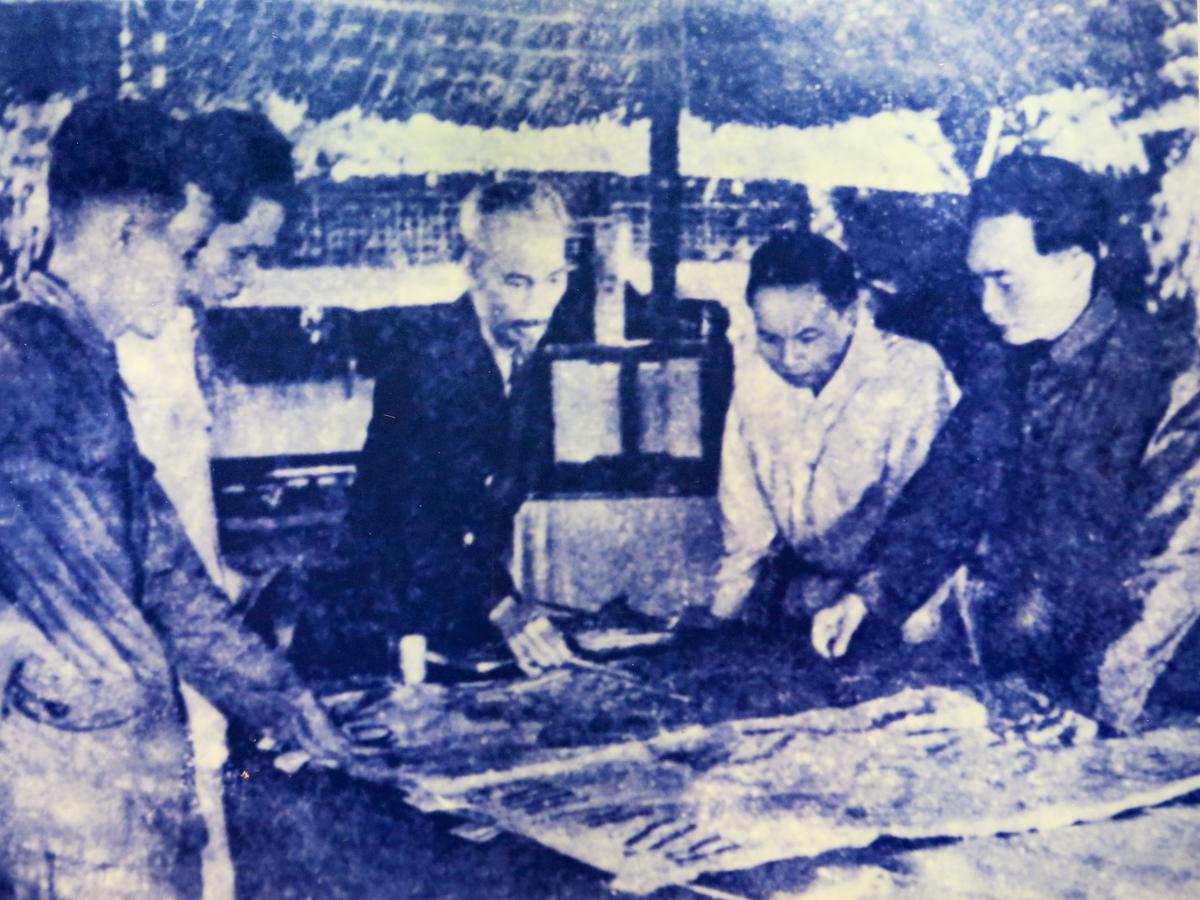 CHỦ TỊCH HỒ CHÍ MINH, BAN THƯỜNG VỤ TRUNG ƯƠNG ĐẢNG HỌP QUYẾT ĐỊNH MỞ CHIẾN DỊCH ĐIỆN BIÊN PHỦ