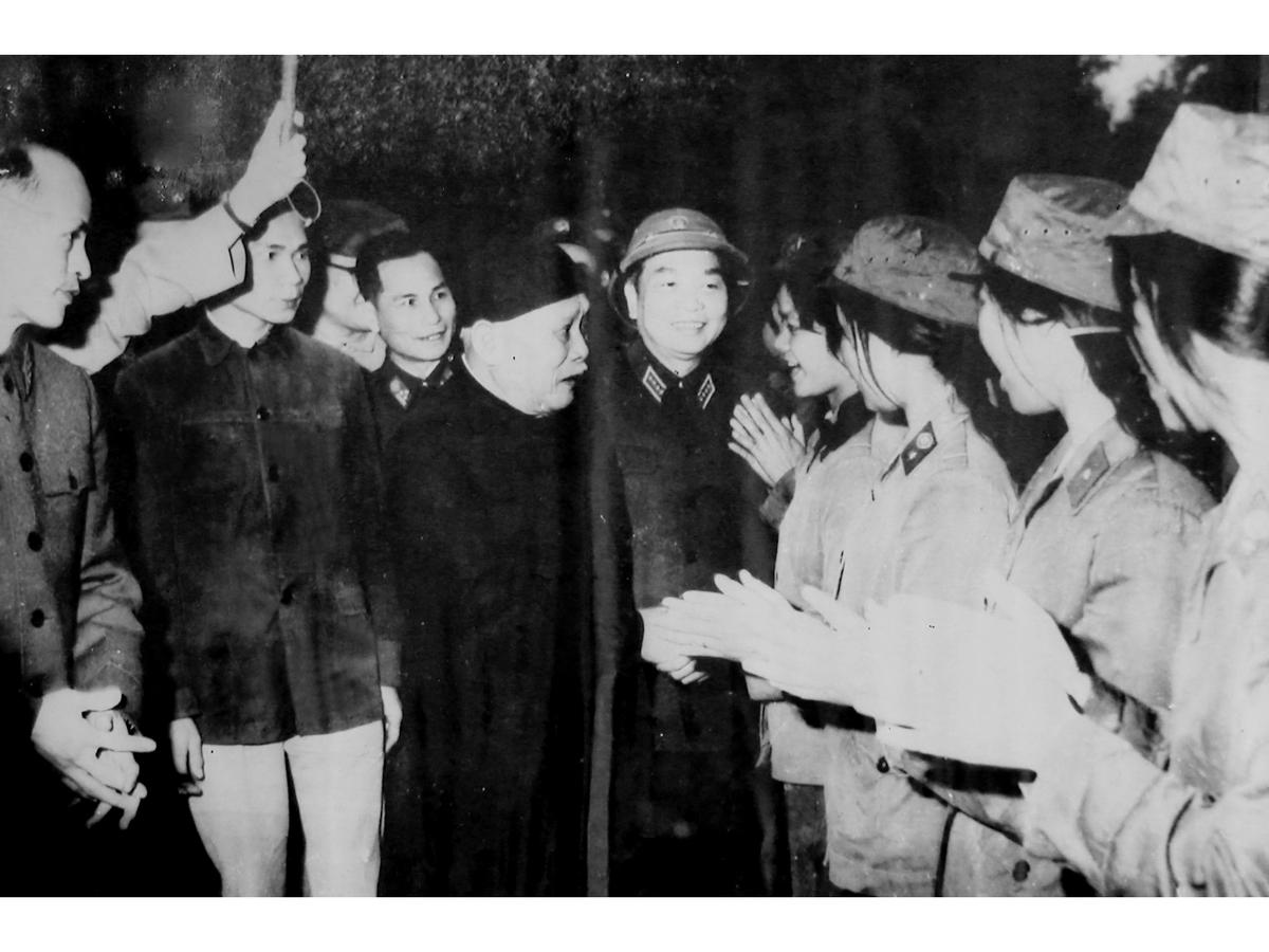 CHỦ TỊCH NƯỚC TÔN ĐỨC THẮNG và ĐẠI TƯỚNG VÕ NGUYÊN GIÁP THĂM BỘ ĐỘI THÔNG TIN, NGÀY 12/2/1972.